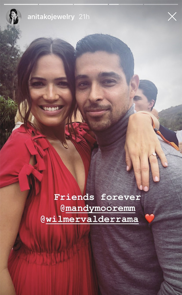 Mandy Moore And Wilmer Valderrama Reunite Pose For Cute Pics E Online Ca